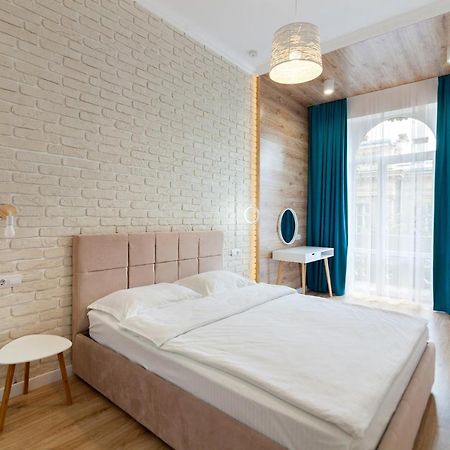 Leogrand Three Bedrooms Vip Apartments On Kniazia Romana 12 Lviv Exterior photo